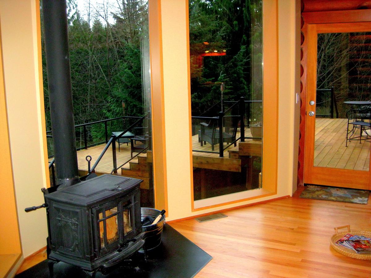 Luxurious Riverfront Log Home Estate - thumb 11