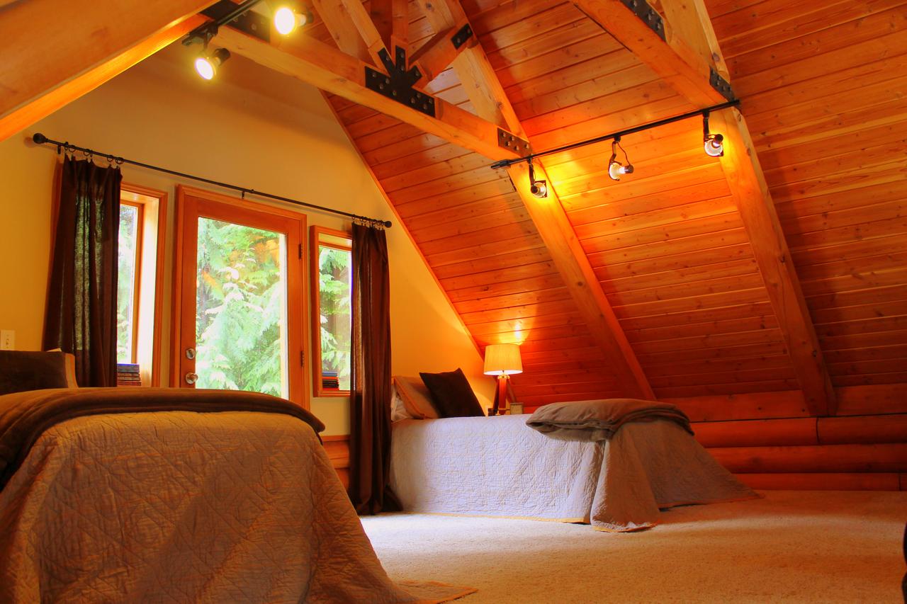 Luxurious Riverfront Log Home Estate - thumb 19