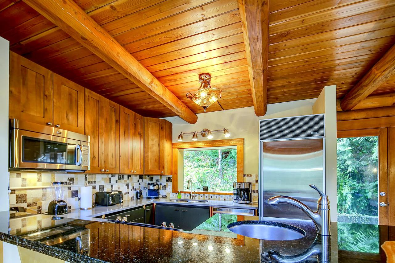 Luxurious Riverfront Log Home Estate - thumb 6