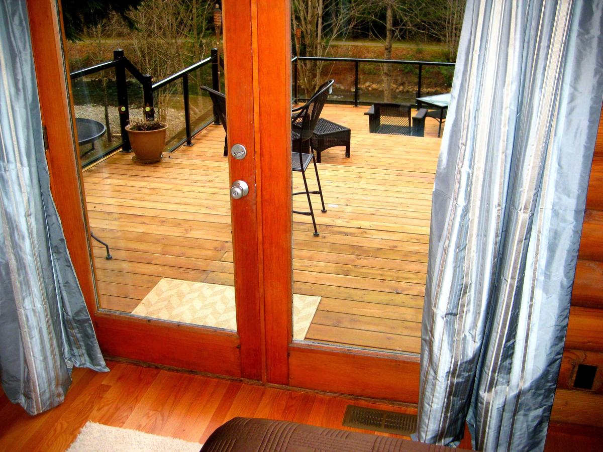 Luxurious Riverfront Log Home Estate - thumb 13