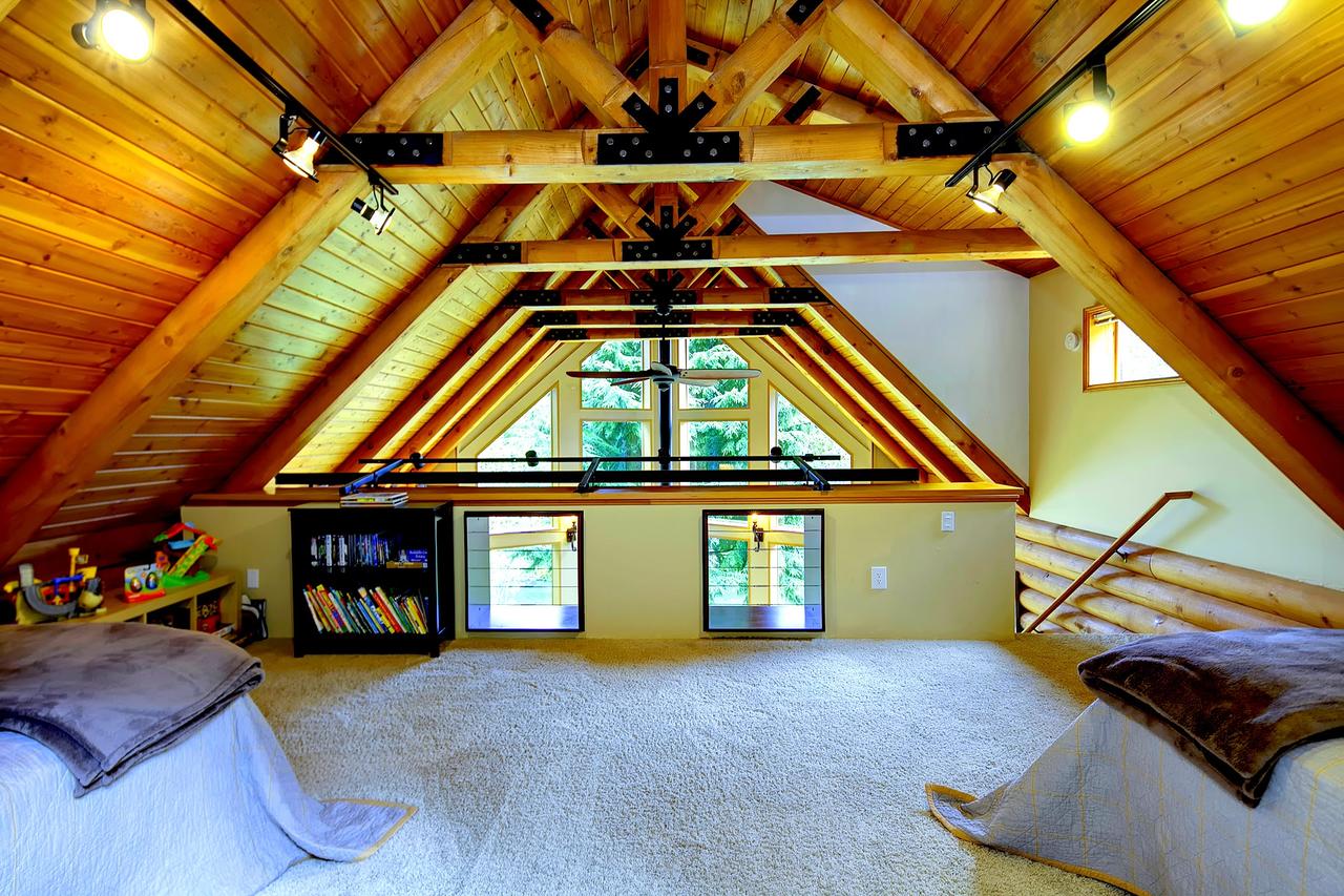 Luxurious Riverfront Log Home Estate - thumb 21