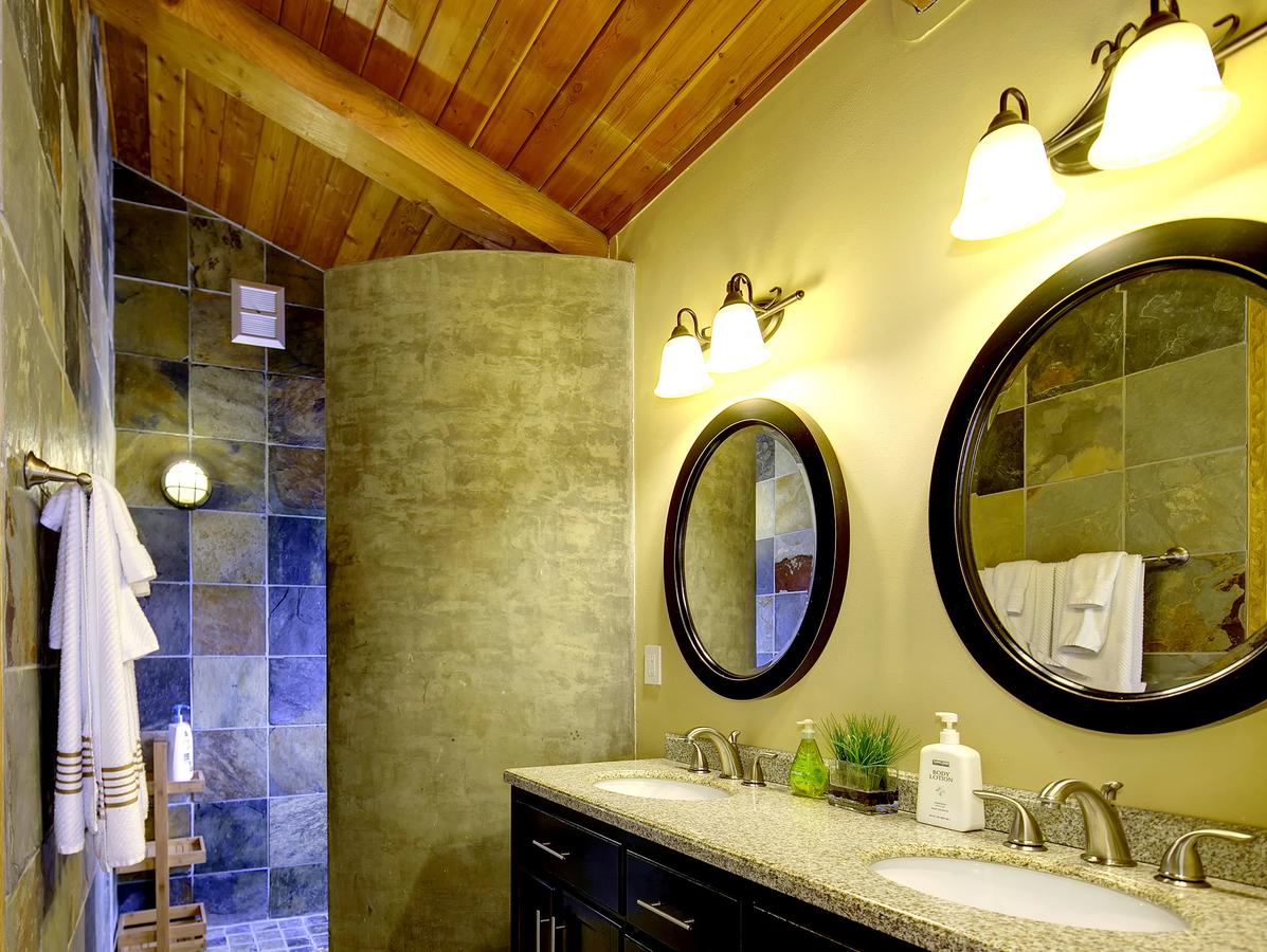 Luxurious Riverfront Log Home Estate - thumb 14