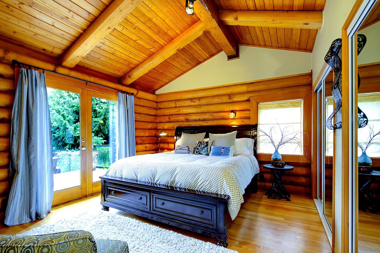 Luxurious Riverfront Log Home Estate - thumb 12