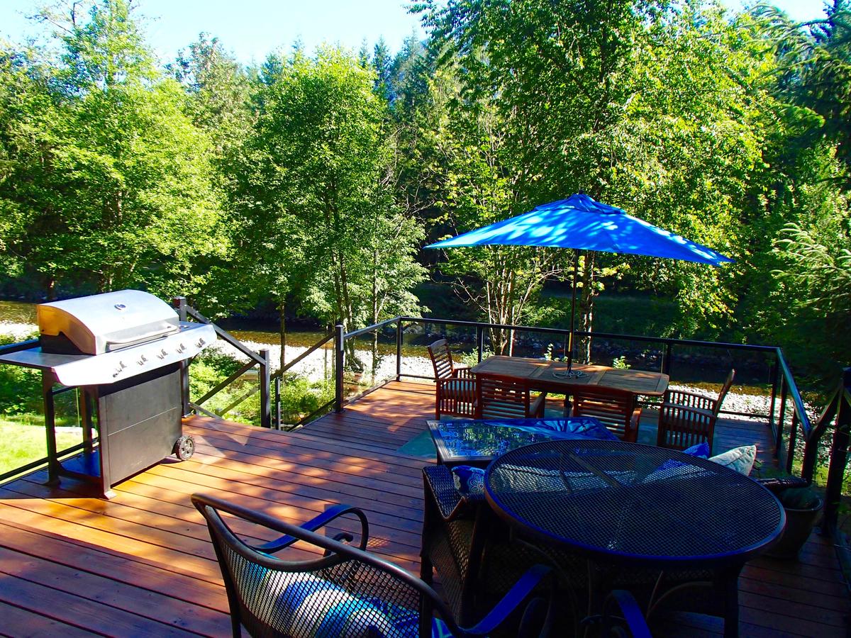 Luxurious Riverfront Log Home Estate - thumb 22