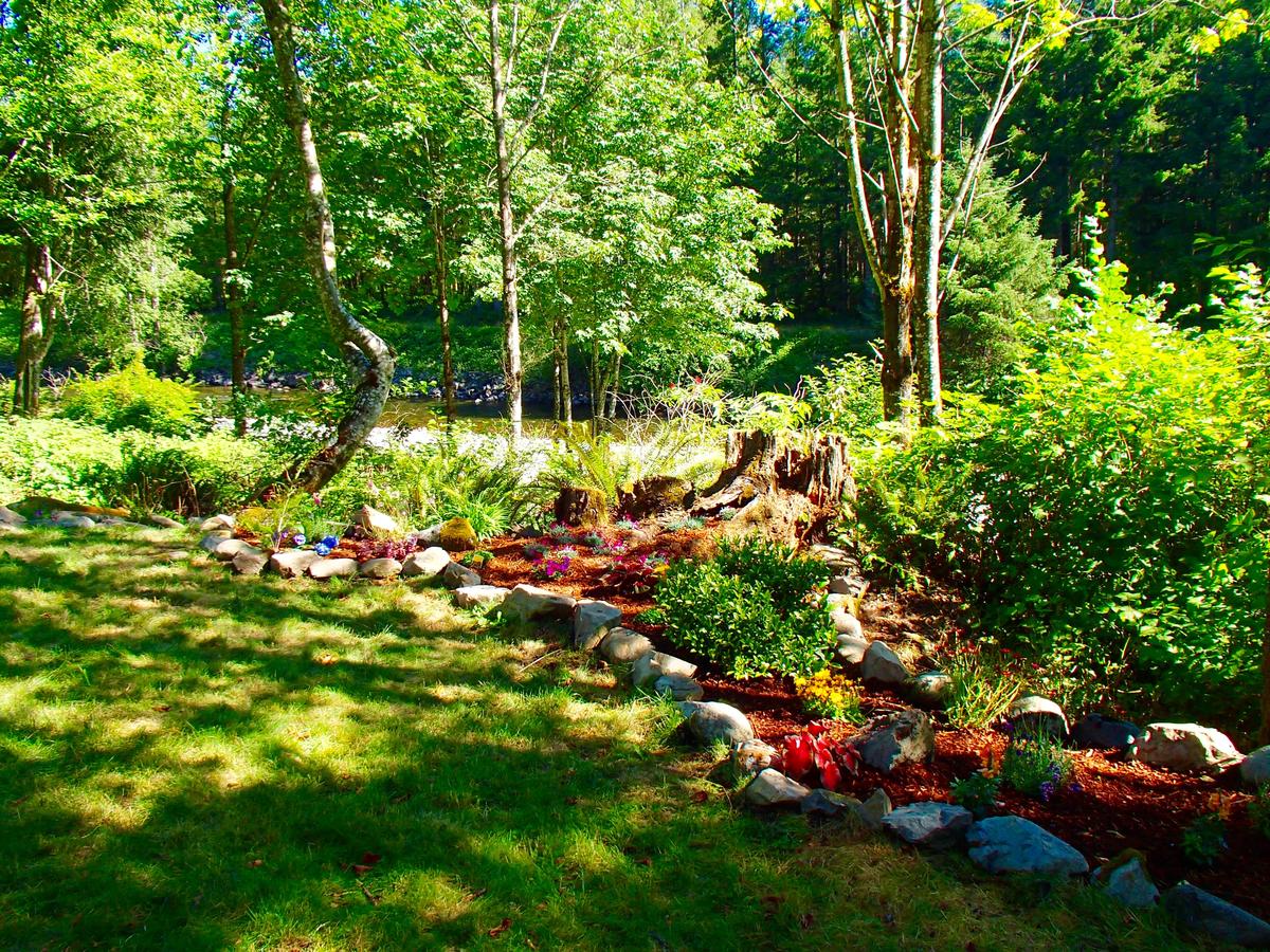 Luxurious Riverfront Log Home Estate - thumb 23