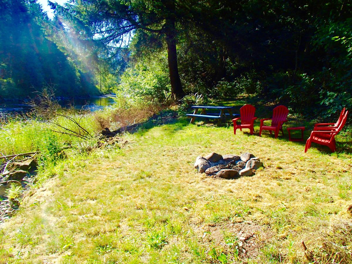 Luxurious Riverfront Log Home Estate - thumb 25