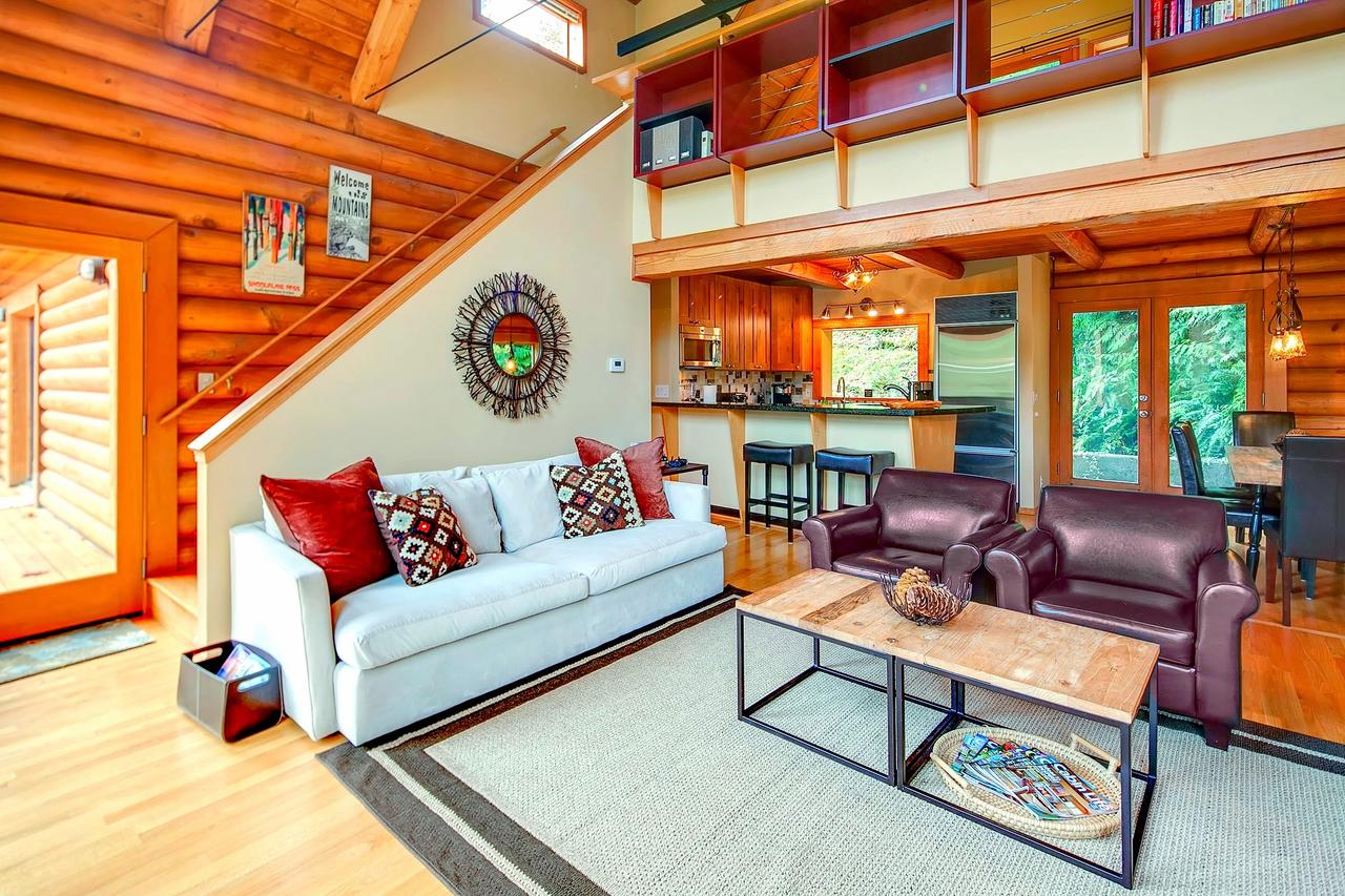 Luxurious Riverfront Log Home Estate - thumb 7