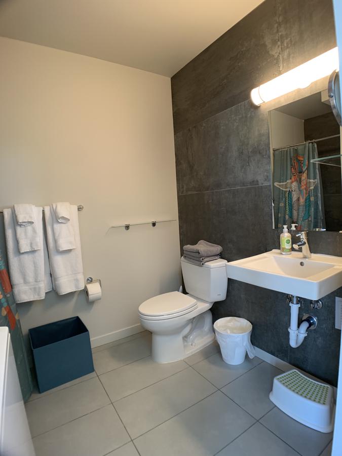 Primo Capitol Hill Studio - Amazing Rooftop Views - thumb 8