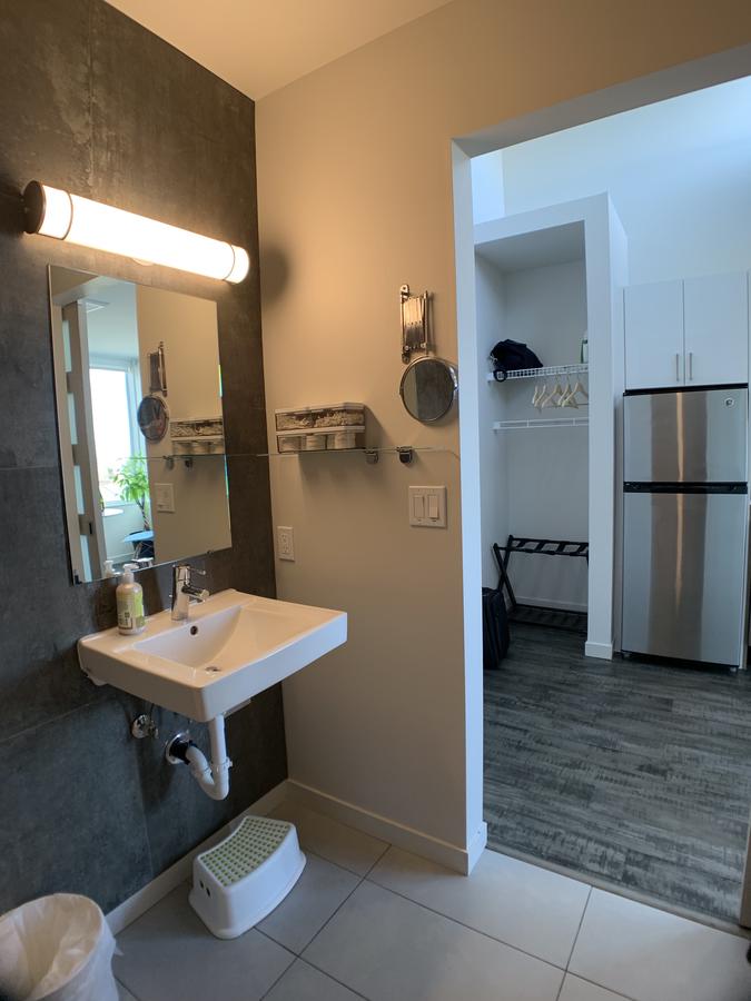 Primo Capitol Hill Studio - Amazing Rooftop Views - thumb 2