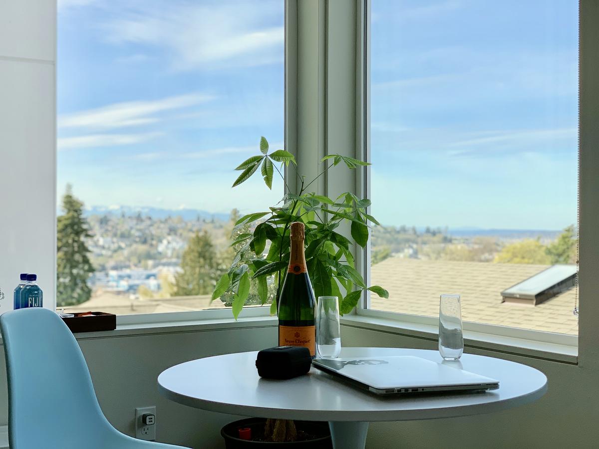 Primo Capitol Hill Studio - Amazing Rooftop Views - thumb 12