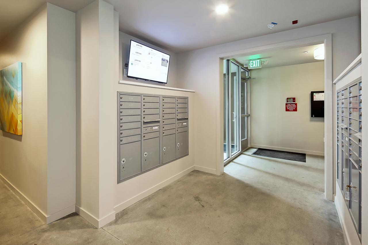 Primo Capitol Hill Studio - Amazing Rooftop Views - thumb 11