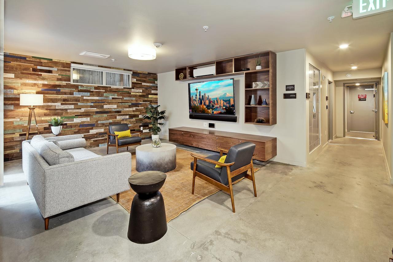 Primo Capitol Hill Studio - Amazing Rooftop Views - thumb 6