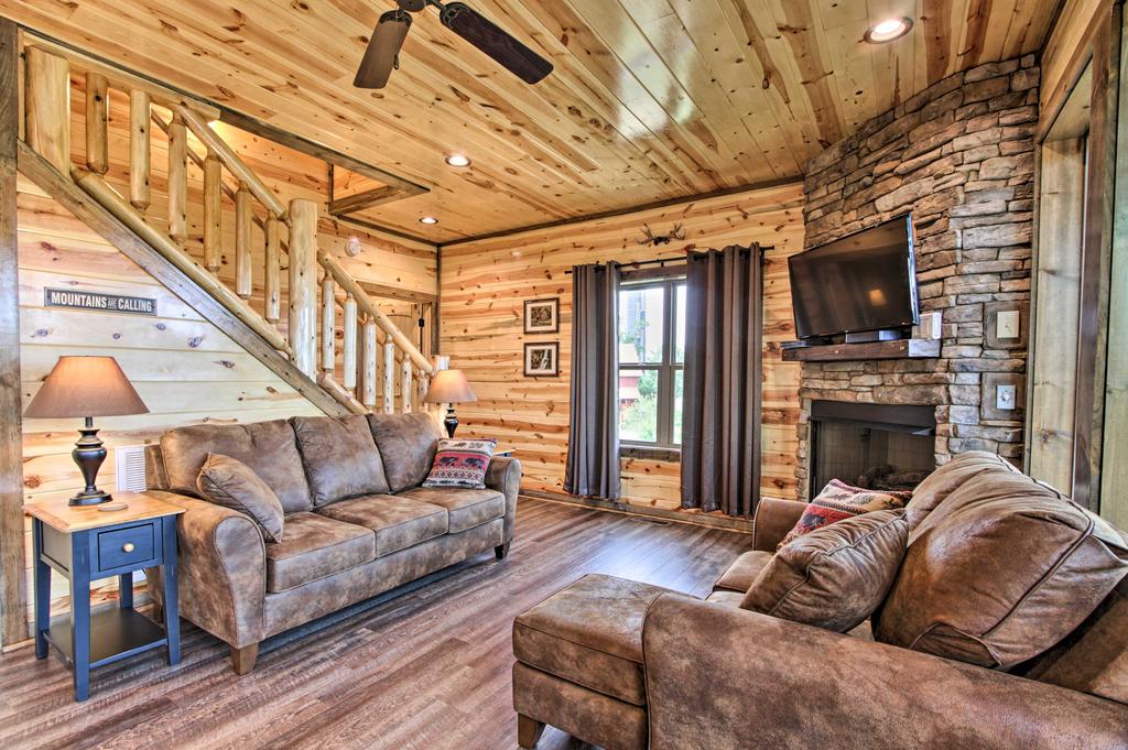 'Majestic Mountain Magic' - 3 Miles To Dollywood! - thumb 3