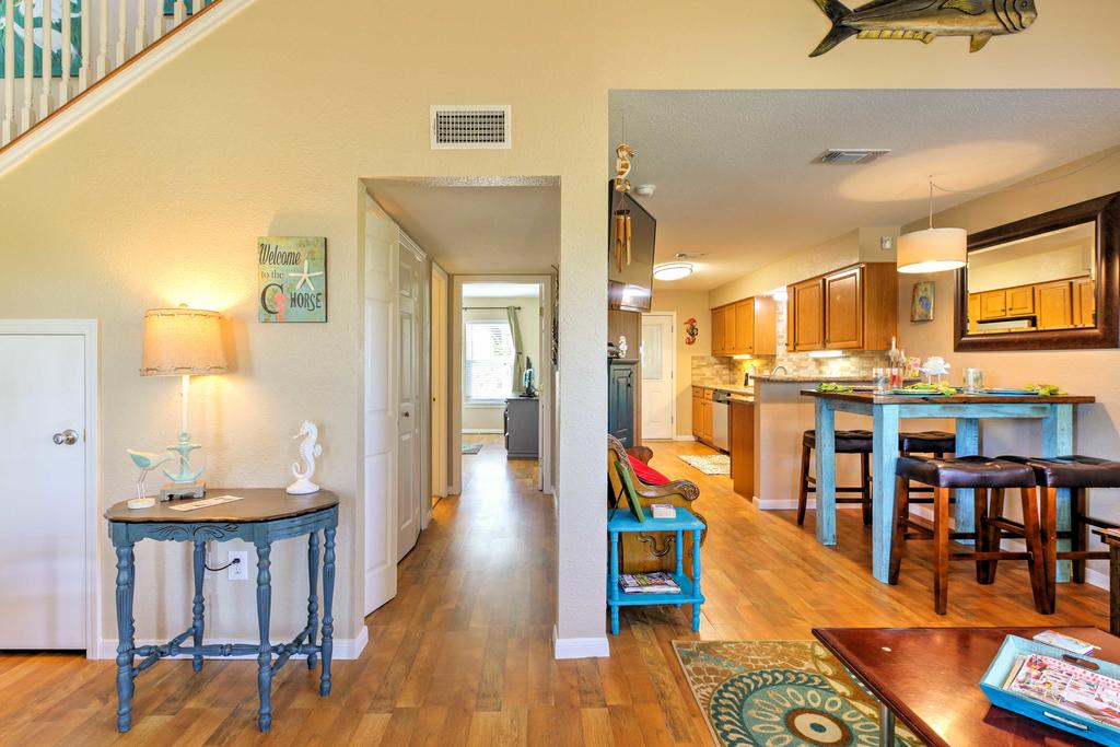 'The C-Horse' Home With Deck 5 Min To Pleasure Pier! - thumb 0