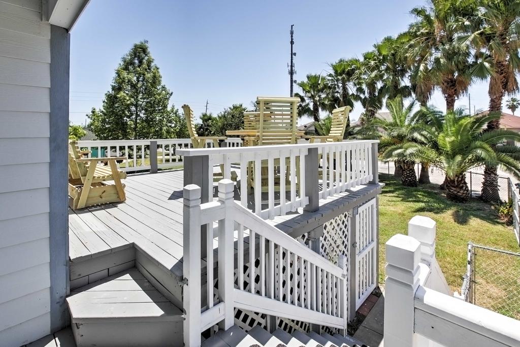 'The C-Horse' Home With Deck 5 Min To Pleasure Pier! - thumb 3