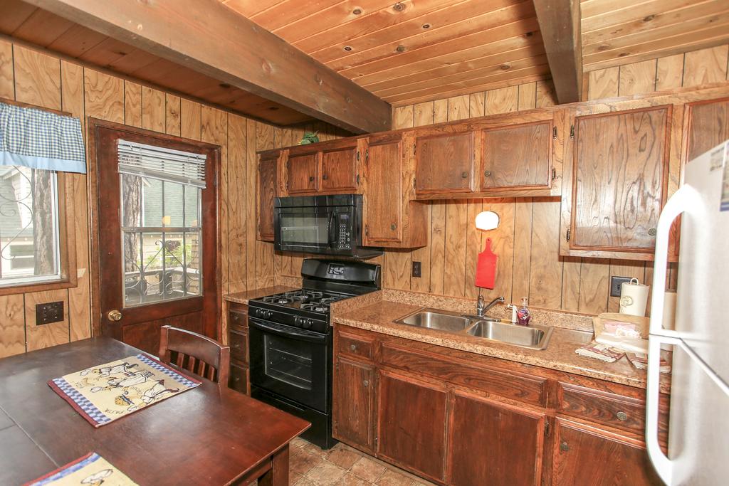 Bear Country Cabin - thumb 3