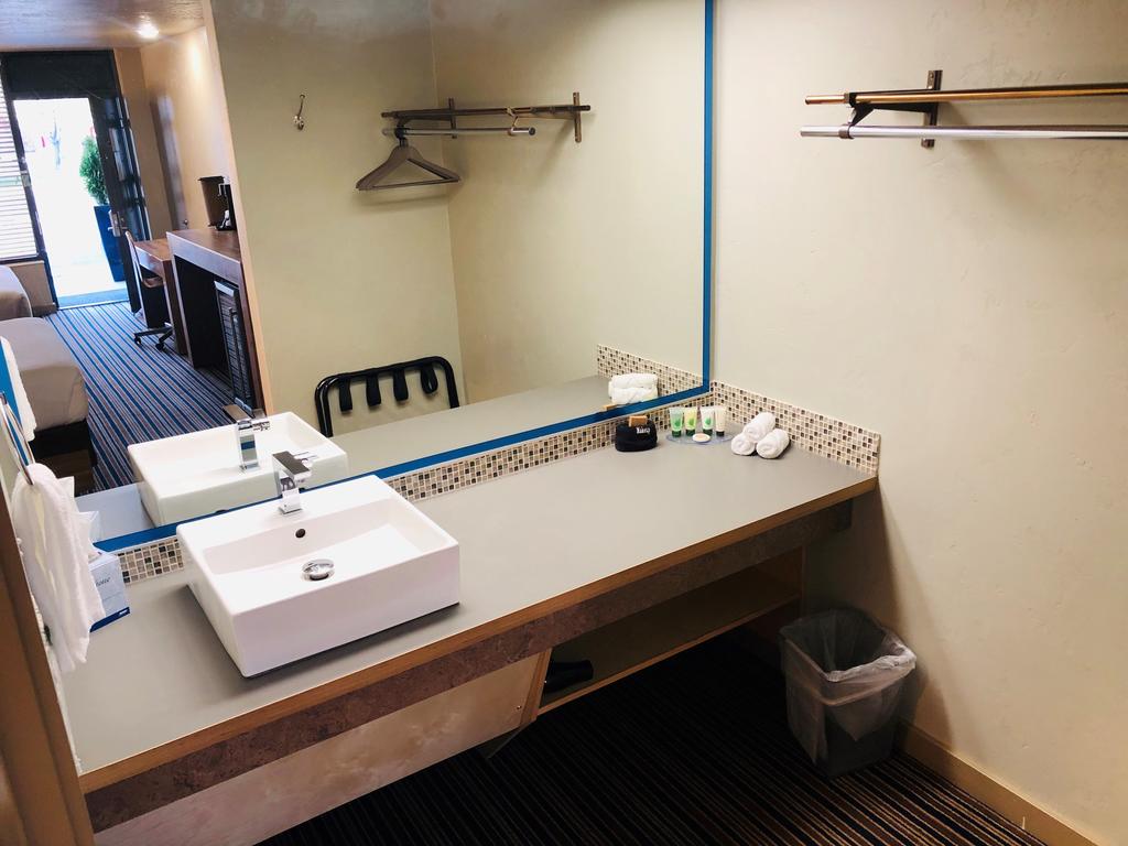 Blue Lakes Inn - thumb 1