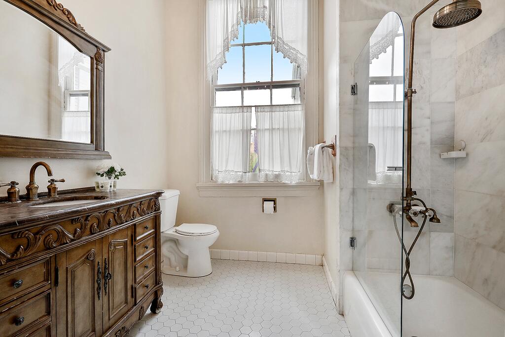 Bourbon Street Luxury Condos - thumb 3