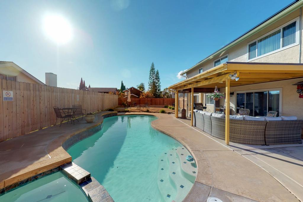 Breeze By The Pool - thumb 0