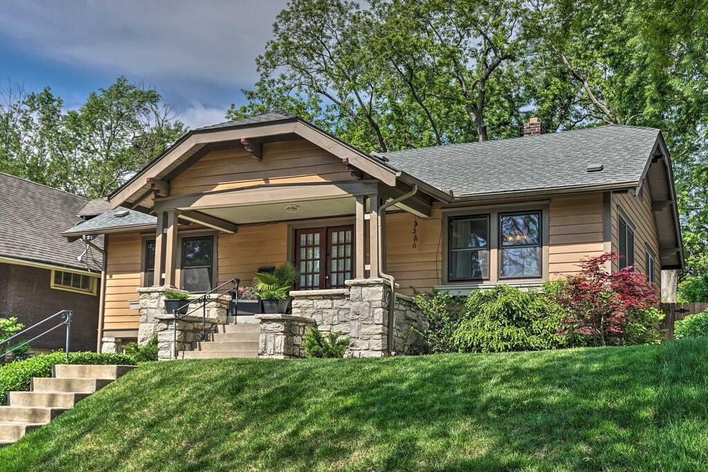 Bright Bungalow With Patio - Walk To Loose Park - thumb 0