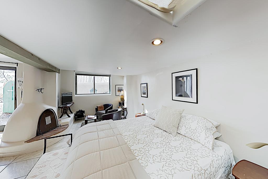 Casa Blanca Studio At Lumina Gardens W/ Hot Tub Cottage - thumb 2