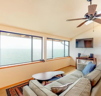 Colorful Waterfront Cabin - Accommodation Seattle