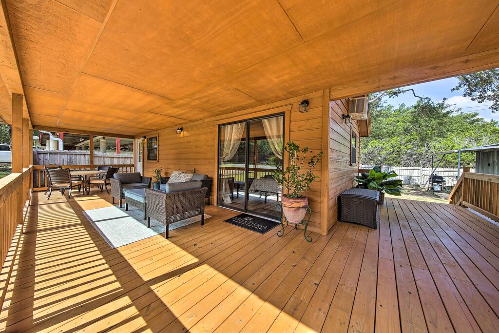 Couples Cabin With Deck, 1 Mi To Canyon Lake! - thumb 1