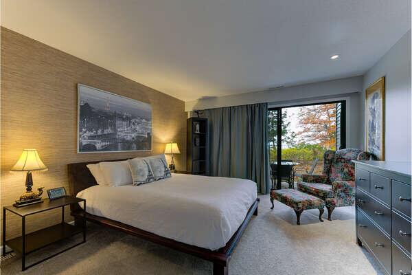 Cozy Aviation Style Lake View Condo @ The Shores - thumb 1