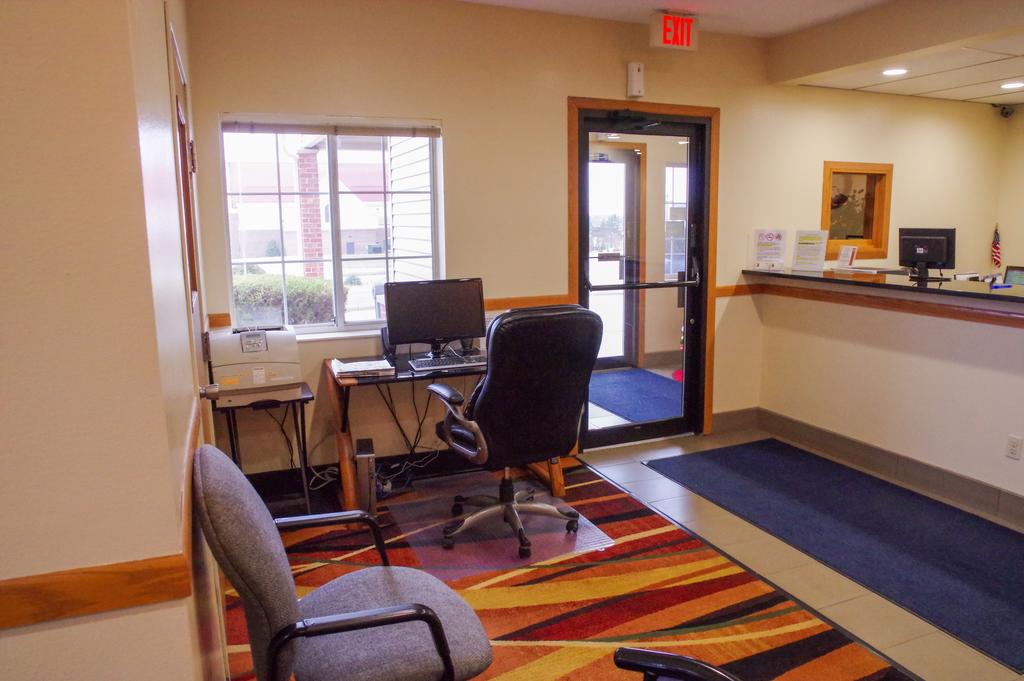 DUTCH INN AND SUITES - thumb 3