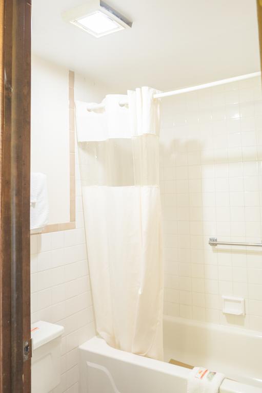 Dutch Treat Motel - thumb 3