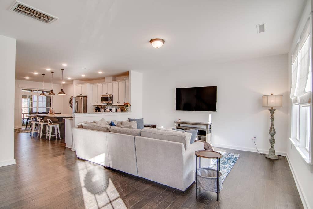 Flexible Furnished Townhome - Downtown Wake Forest - thumb 2