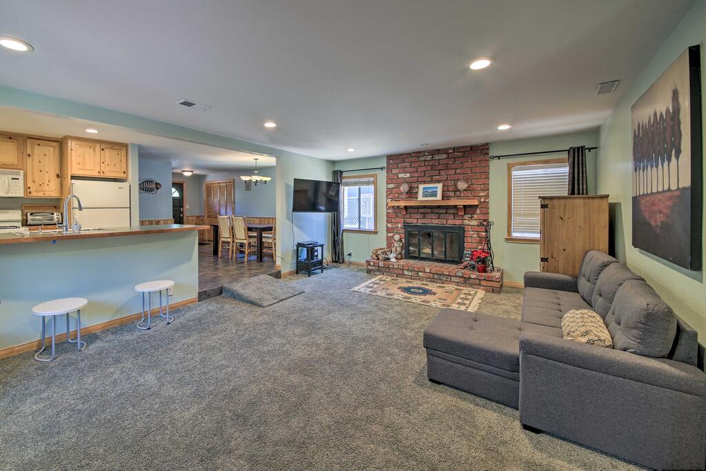 Home With Hot Tub & Grill 1Mi To Big Bear Marina - thumb 2