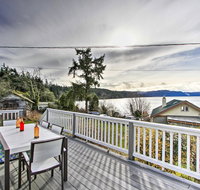 Idyllic Waterfront Cottage with Beach and Sunset Views - Accommodation Seattle