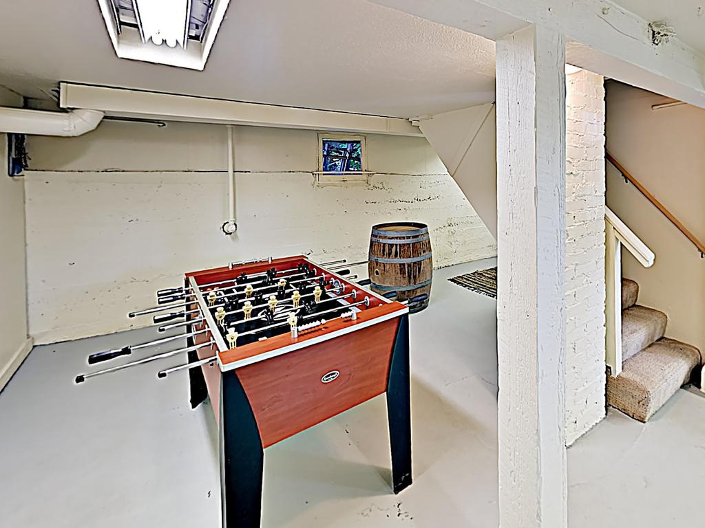 New Listing! Lovely & Spacious Home, Near Lake Home - thumb 1