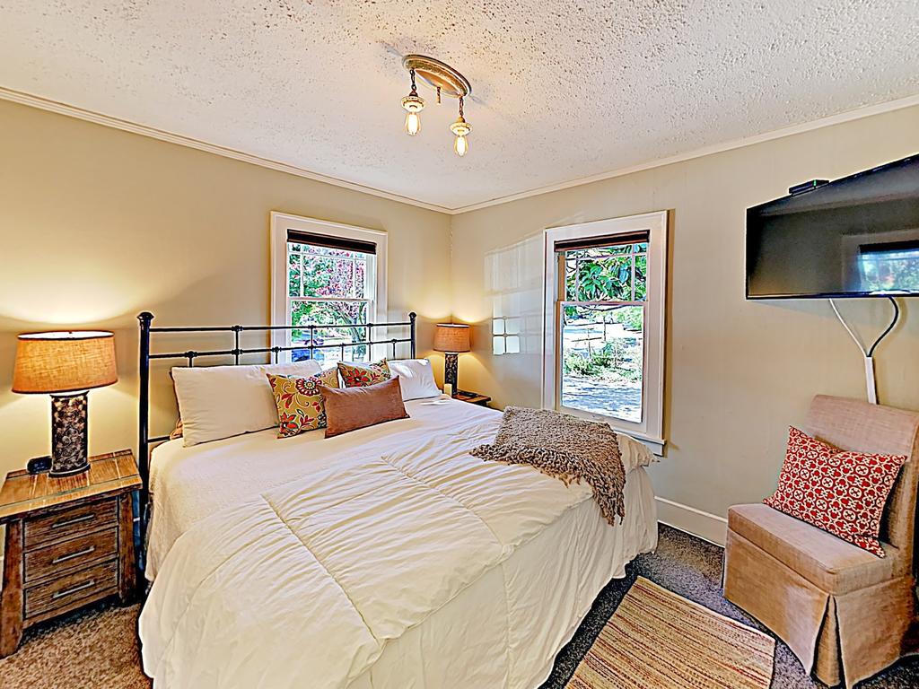 New Listing! Lovely & Spacious Home, Near Lake Home - thumb 2