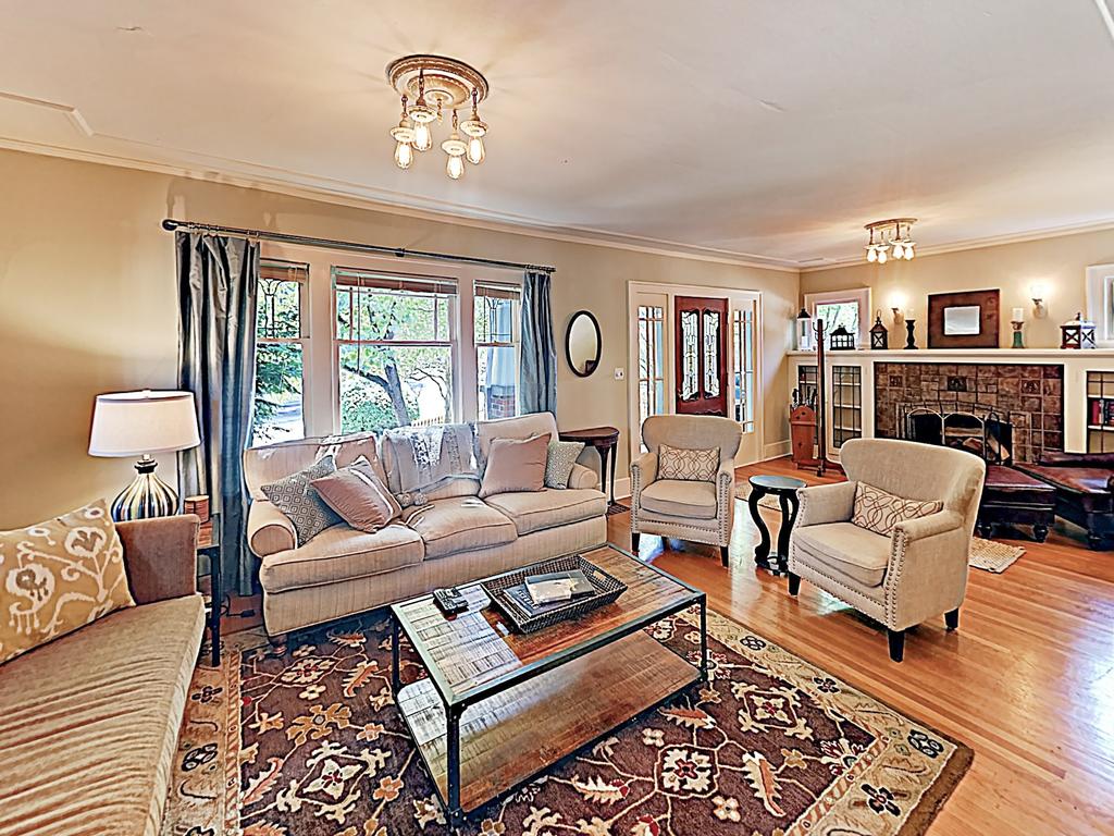 New Listing! Lovely & Spacious Home, Near Lake Home - thumb 3