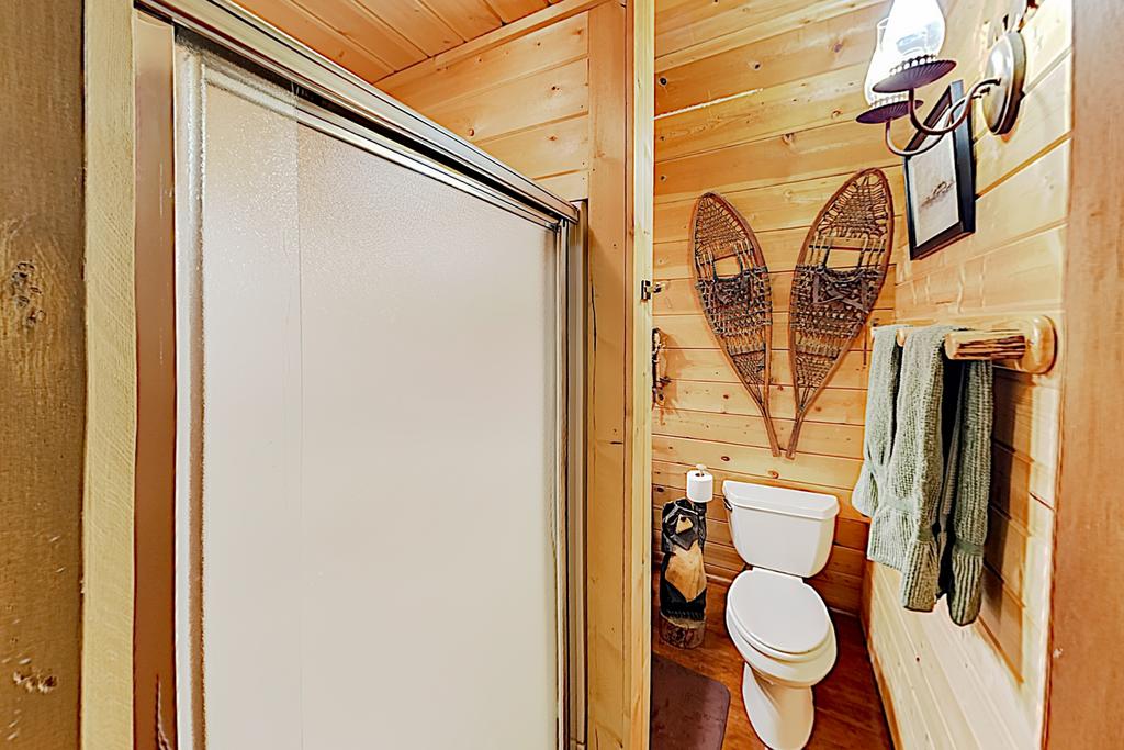 New Listing! Woodsy Cabin W/ Hot Tub, 3 Decks Home - thumb 2