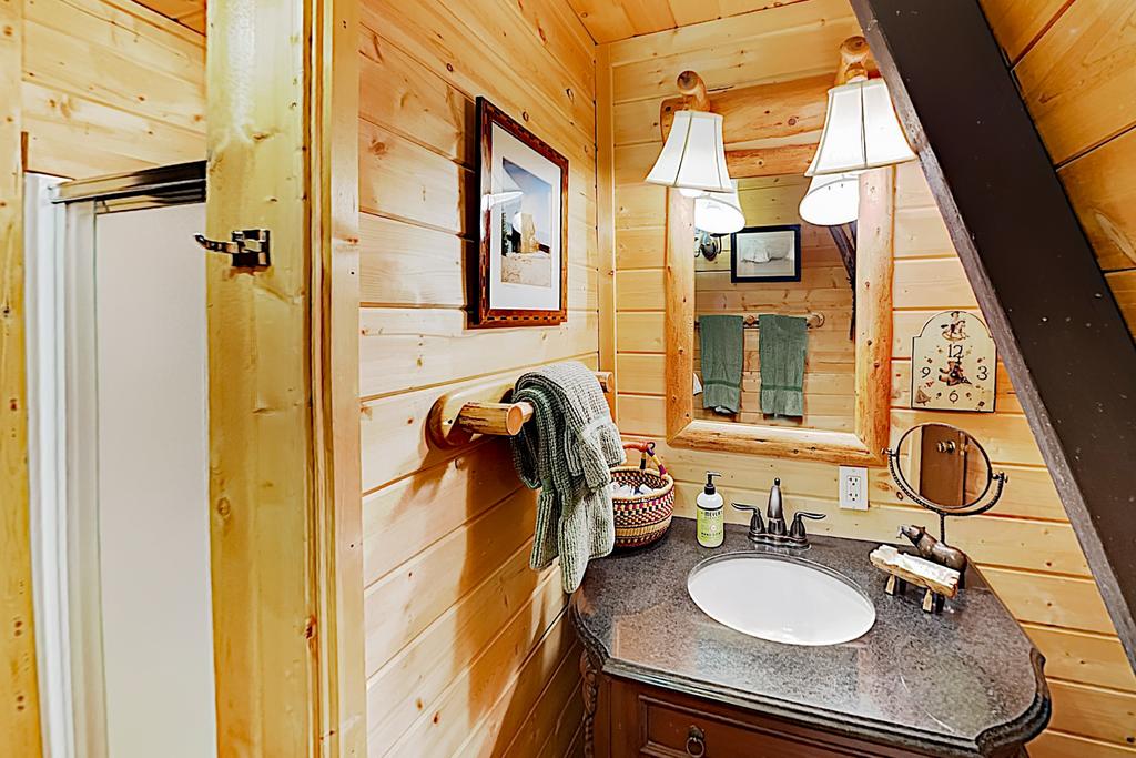 New Listing! Woodsy Cabin W/ Hot Tub, 3 Decks Home - thumb 1