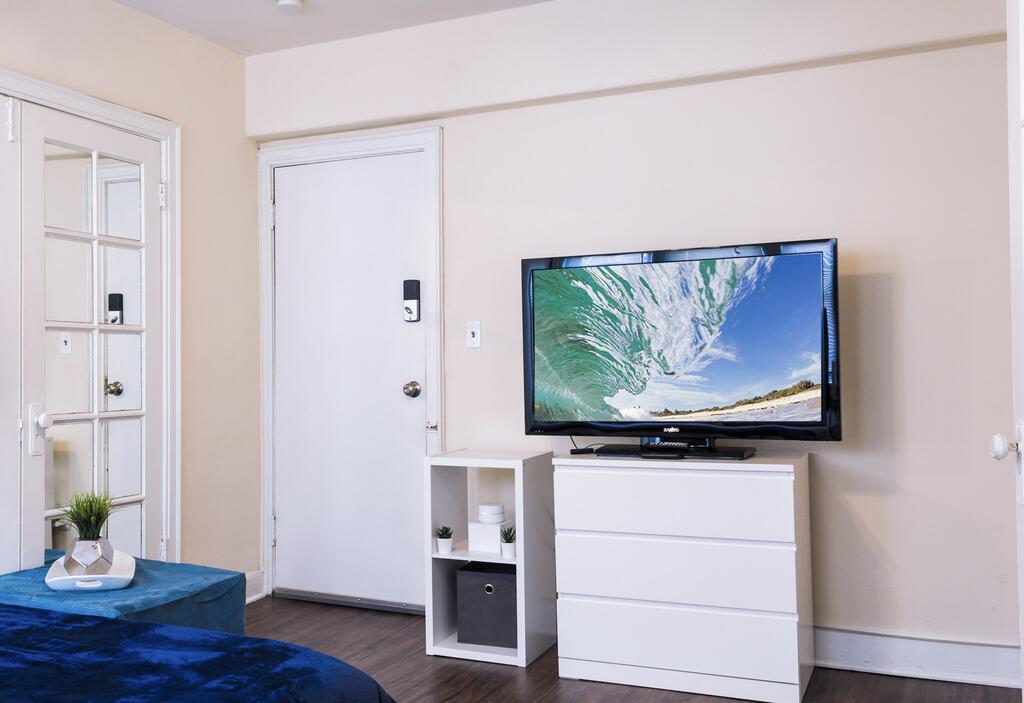 Plaza Studio!! Queen Bed-2 Extra Beds- FAST Wifi! - thumb 0