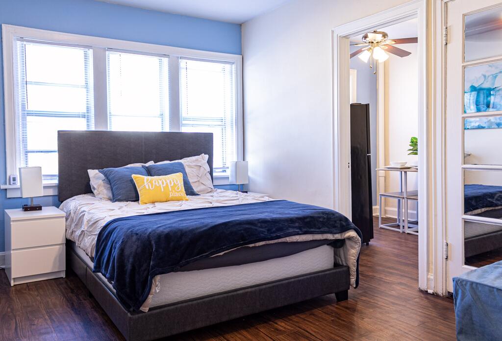 Plaza Studio!! Queen Bed-2 Extra Beds- FAST Wifi! - thumb 3