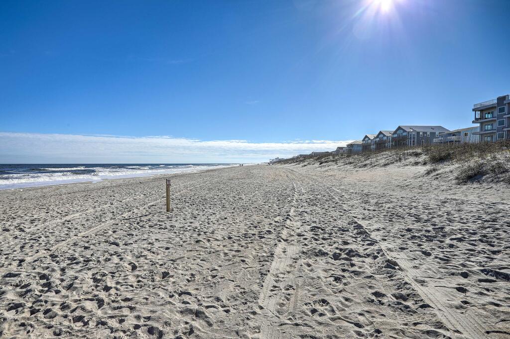 Quaint & Cozy Carolina Beach Condo Near Boardwalk! - thumb 2