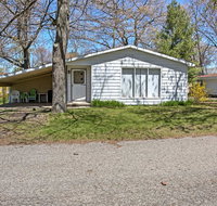 Relaxing Port Austin Cottage 1 Block to the Beach - Accommodation Seattle