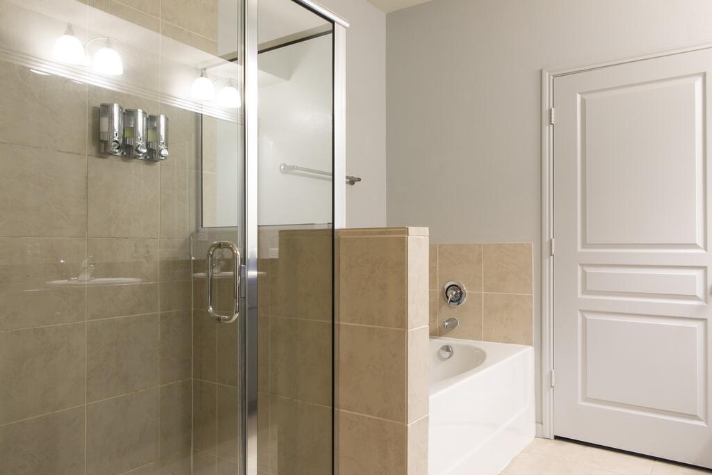 WanderJaunt - Luxe Downtown Austin Apts - thumb 3