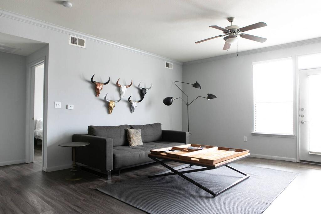 WanderJaunt - Luxe Downtown Austin Apts - thumb 0