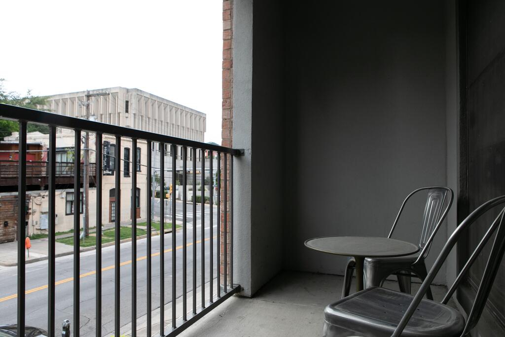 WanderJaunt - Luxe Downtown Austin Apts - thumb 2