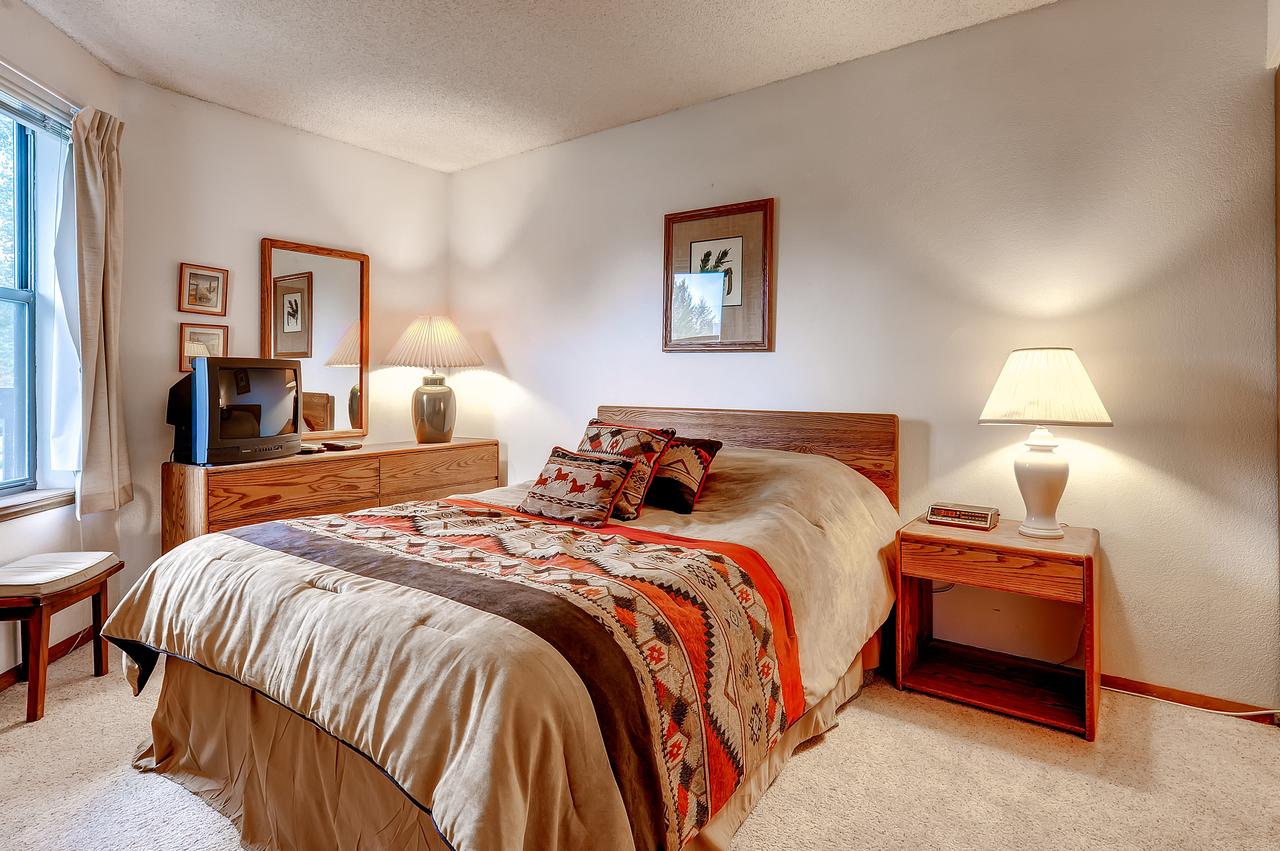 One-Bedroom Mountainside Condo D107 - thumb 6