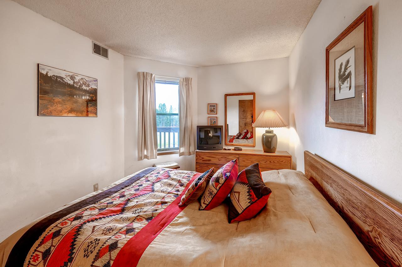 One-Bedroom Mountainside Condo D107 - thumb 7