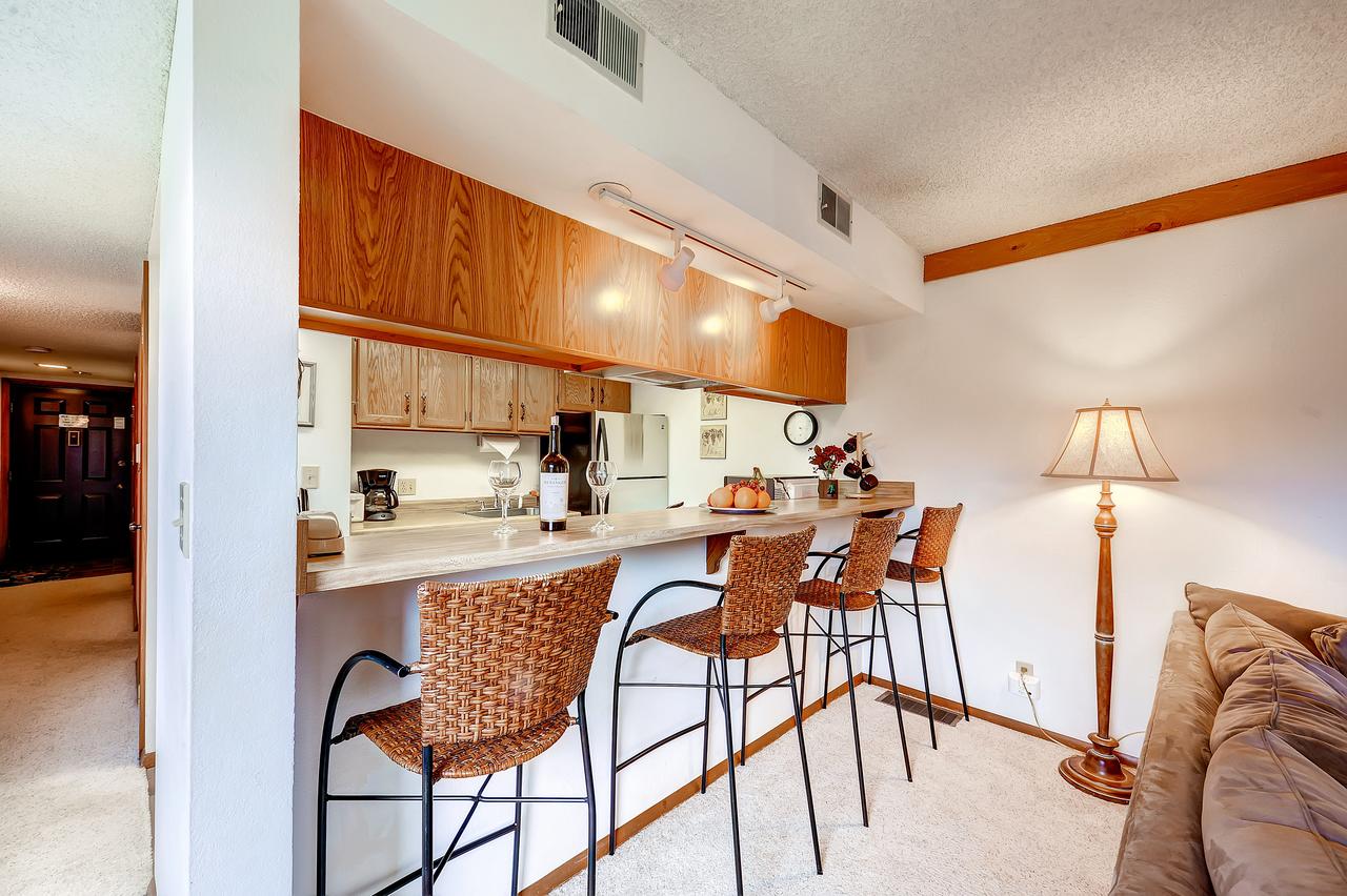One-Bedroom Mountainside Condo D107 - thumb 3