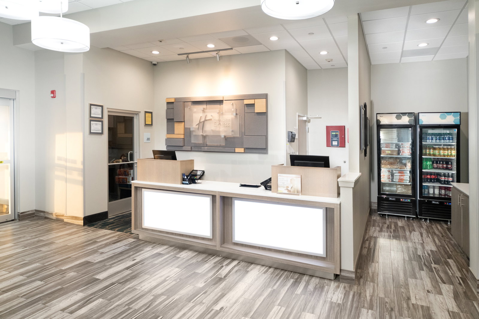 Holiday Inn Express & Suites Airport - thumb 2