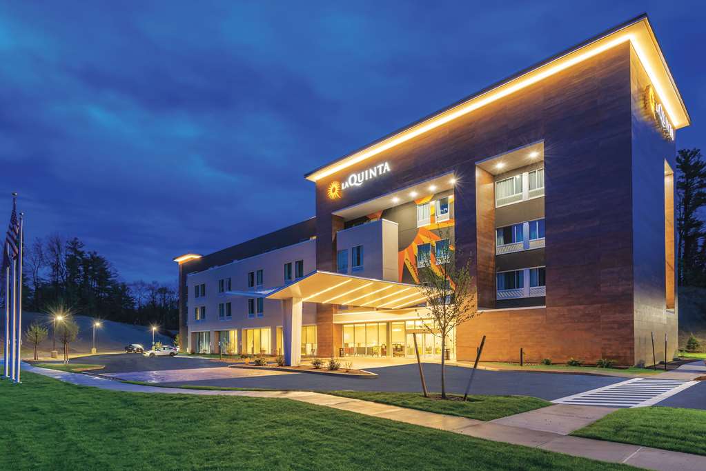 La Quinta Inn & Suites Clifton Park - thumb 1